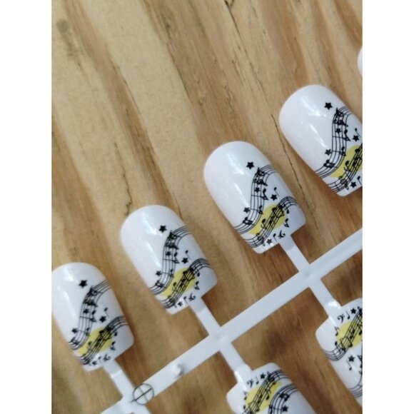 Press On Music Notes White Black Nails - Picture 4 of 5